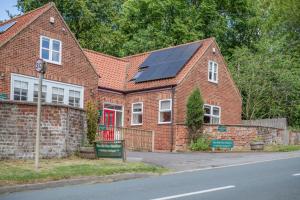 a brick house with solar panels on the roof at 2 Bed in Sledmere oc-ey103 in Sledmere