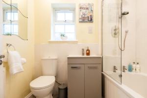 a bathroom with a toilet and a shower and a sink at Wynmere Cottage in Chipping Norton +30 photos