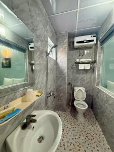 a bathroom with a sink and a toilet at KHÁCH SẠN NGỌC LY 5 in Thanh Hóa +16 photos