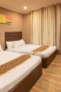 two beds in a hotel room with two bedsvisor at West Peninsula Villas in Harrison