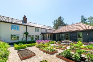 a garden in front of a house at 4 Bed in Walpole oc-brof in Walpole