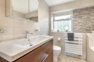 ein Badezimmer mit Waschbecken, Toilette und Fenster in der Unterkunft 3 Bed in Baslow oc-h27288 in Baslow