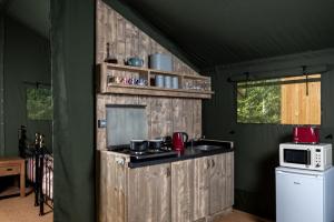 a kitchen with a stove and a microwave in a room at 3 Bed in Talybont-on-Usk oc-wal374 in Talybont