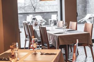 eine Gruppe von Tischen mit Weingläsern darauf in der Unterkunft Apartaments Shusski by Nexta in Encamp