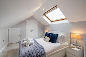 a bedroom with a bed with a teddy bear on it at 2 Bed in Chapel Stile oc-gl103 in Chapel Stile