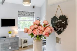 a vase filled with pink roses and a heart sign at 2 Bed in Chapel Stile oc-gl103 in Chapel Stile