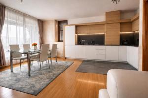 eine Küche und ein Esszimmer mit Tisch und Stühlen in der Unterkunft Silver city Paradise in Sofia