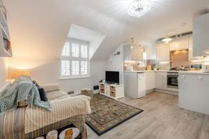 a living room with a couch and a kitchen at 2 Bed in Swanage oc-wy527 in Swanage