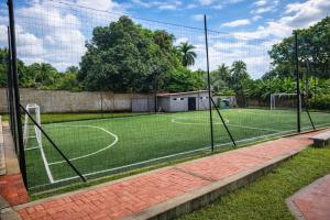 a tennis court with a net on a field at Quinta en Melgar piscina BBQ cerca a Piscilago in Melgar