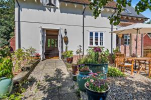 a garden with potted plants in front of a house at 2 Bed in Lindsey oc-w28111 in Monks Eleigh
