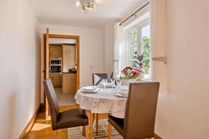 a dining room with a table and chairs at 2 Bed in Lindsey oc-w28111 in Monks Eleigh