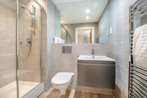 a bathroom with a toilet and a sink and a shower at 2 Bed in Bournemouth oc-b27914 in Bournemouth +16 photos