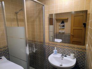 a bathroom with a sink and a shower with a mirror at Sierra y Silencio Nómada, WIFI, Trastero y Garaje in Güéjar-Sierra