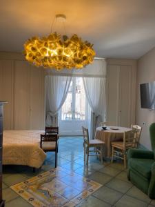 a living room with a table and a chandelier at Casa Mariannina in Maiori
