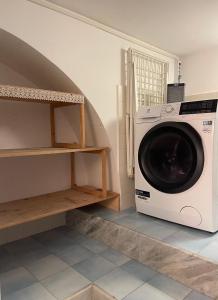 a washer and dryer sitting in a laundry room at Casa Mariannina in Maiori