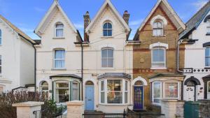 an old house in the city of london at 74 Granville Road in Cowes