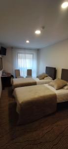 ein Zimmer mit einer Reihe von Betten darin in der Unterkunft Gilija in Šilutė + 30 Fotos