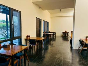 a row of tables in a room with windows at 穗眠民宿SnoozeInn in Chishang