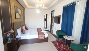 a hotel room with a bed and a blue curtain at Hotel King Plaza in Nikurān