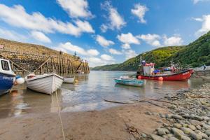 a group of boats sitting on the shore of a river at 1 Bed in Morwenstow oc-t29298 in Morwenstow