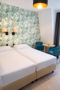 Un pat sau paturi într-o cameră la Hotel Triangle