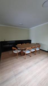 a table and chairs in an empty room at Casa dos Vieira in Marataizes