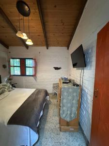 a bedroom with a bed and a tv on a wall at Ingenia Casa Hostal in Palmira