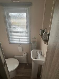 a small bathroom with a sink and a toilet at Sunset retreat in Crowle