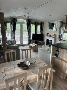 a kitchen and living room with a table and chairs at Sunset retreat in Crowle +17 photos