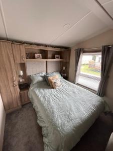 a bedroom with a large bed with a window at Sunset retreat in Crowle
