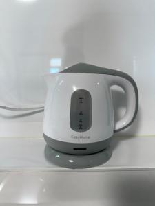a toaster sitting on top of a counter at 禅 宮島 一棟貸し 最大6名 ダブルベット3台 2階建の1棟貸しホテル in Hatsukaichi