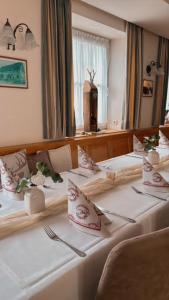 a room with two beds with plates and napkins at Landhaus Schönfelder Hof in Hollfeld