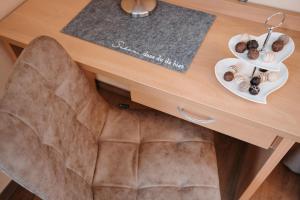 a wooden desk with two plates of food on it at Landhaus Schönfelder Hof in Hollfeld