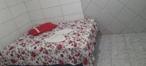 a bedroom with a bed with a red and white blanket at Soberano hotel in Arapiraca