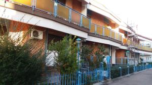 un bâtiment avec une clôture devant lui dans l'établissement Tony's House, à Bari