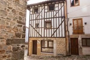 an old building with a store in the corner at La casina de la alberca in La Alberca