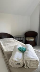 a pair of towels sitting on top of a bed at Pousada Vila Assu in Ceará-Mirim