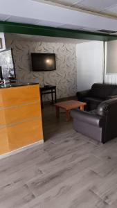 ein Wohnzimmer mit Sofa und Tisch in der Unterkunft Hotel Sicilia, Aguascalientes in Aguascalientes + 27 Fotos