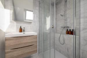 a bathroom with a shower and a sink at Barnton Grove Getaway in Edinburgh