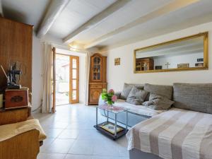 - un salon avec un canapé et un miroir dans l'établissement Lovely Mediterranean home near the beach, à Cavtat