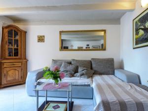 - un salon avec un canapé et une table dans l'établissement Lovely Mediterranean home near the beach, à Cavtat
