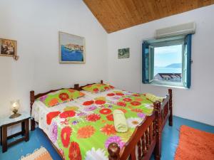 - une chambre dotée d'un lit avec un couvre-lit floral dans l'établissement Lovely Mediterranean home near the beach, à Cavtat