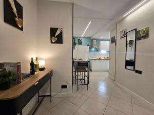a living room with a counter and a kitchen at Estudios Céntricos 65 in Santander