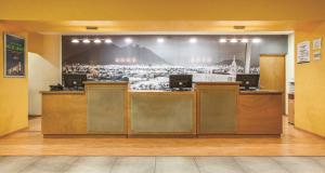 um restaurante com uma grande imagem na parede em CHN Hotel Monterrey Norte, Trademark Collection by Wyndham em Monterrey mais 43 fotografias