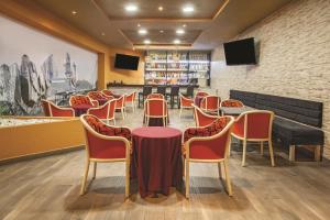 um restaurante com mesas e cadeiras em uma sala em CHN Hotel Monterrey Norte, Trademark Collection by Wyndham em Monterrey