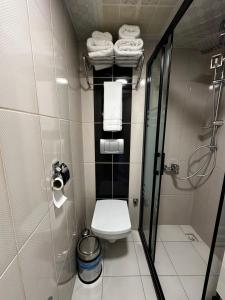 ein kleines Badezimmer mit Toilette und Dusche in der Unterkunft Zebra Hotel Buca in Izmir