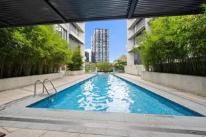 a swimming pool in the middle of a building at Modern 1BR Views in Belconnen in Belconnen