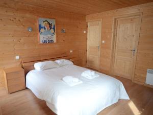 Cozy Chalet in Les Gets with Saunaにあるベッド