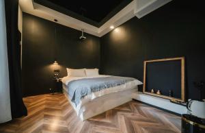a bedroom with a large bed and a mirror at My loft ChengDu in Chengdu
