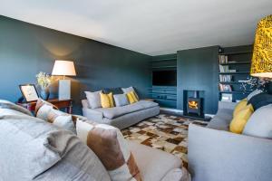 a living room with two couches and a fireplace at 5 Bed in Walberswick oc-lev in Walberswick